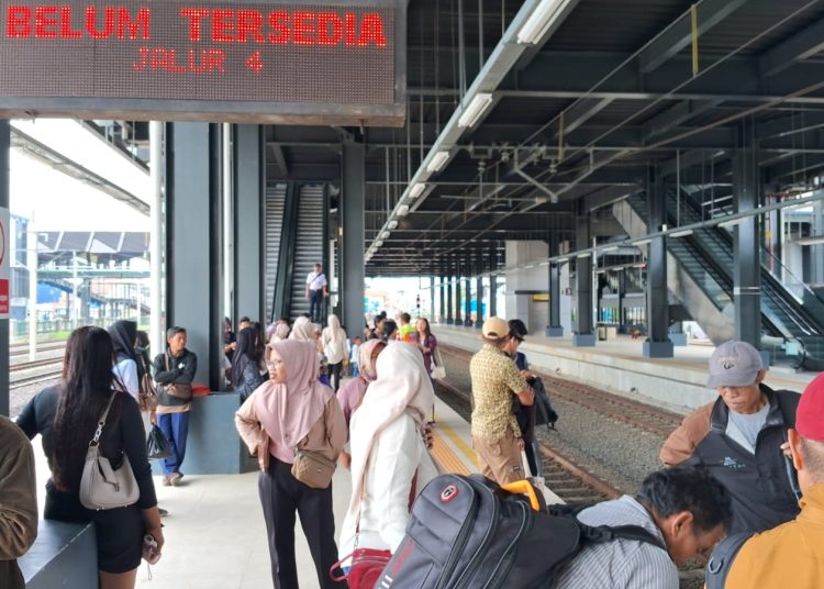 Penumpang menunggu KRL di Stasiun Rangkasbitung.(Def/SuaraNusantara)