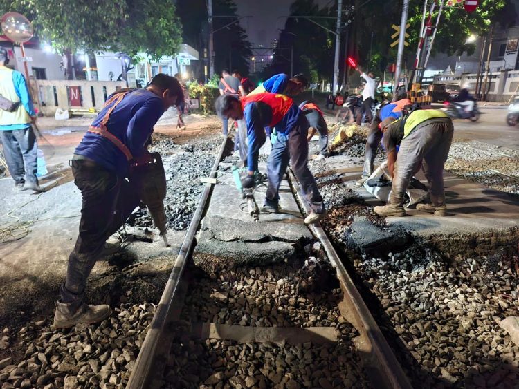 PT KAI (Persero) Daop 1 Jakarta melakukan pekerjaan perbaikan geometri jalan rel pada perlintasan sebidang JPL 14 yang berlokasi di Jalan Bukit Duri Puteran, Jakarta Selatan. (Dok Pt KAI)