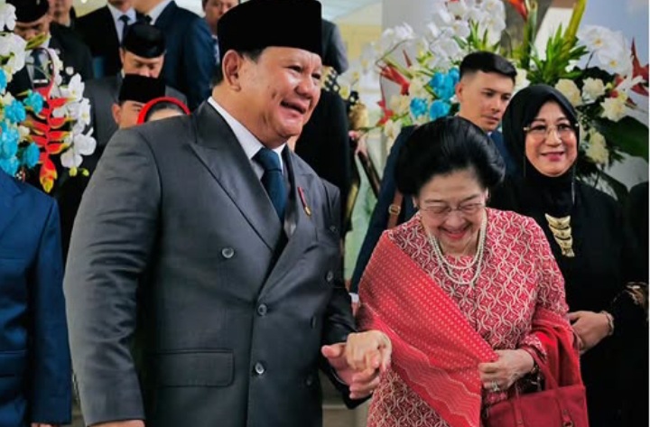 Momen mesra Presiden RI Prabowo Subianto gandeng tangan Ketum PDI Perjuangan Megawati Soekarnoputri (Instagram @sekretariat.kabinet)