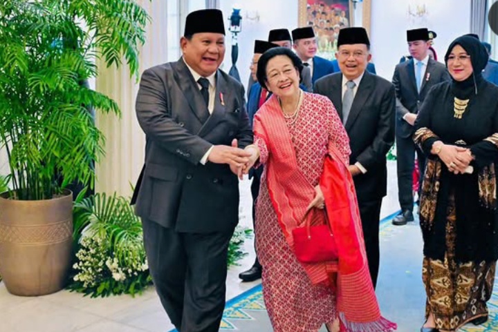 Momen kemesraan Presiden RI Prabowo Subianto gandeng tangan Ketum PDI Perjuangan Megawati Soekarnoputri saat peringatan Hari Lahir Pancasila (Instagram @sekretariat.kabinet)