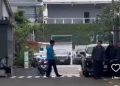 Kondisi kantor BGN digeledah Kejagung, Rabu 3 Juni 2026 usai Dadan Hindayana dicopot dari Kepala BGN. Terlihat karyawan berada di luar gedung (Instagram @ntvnews.id)