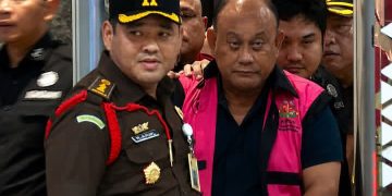 Eks Kepala BGN Dadan Hindayana kenakan rompi pink tahanan Kejagung usai ditetapkan sebagai tersangka korupsi tata kelola MBG (Instagram @winnews_)