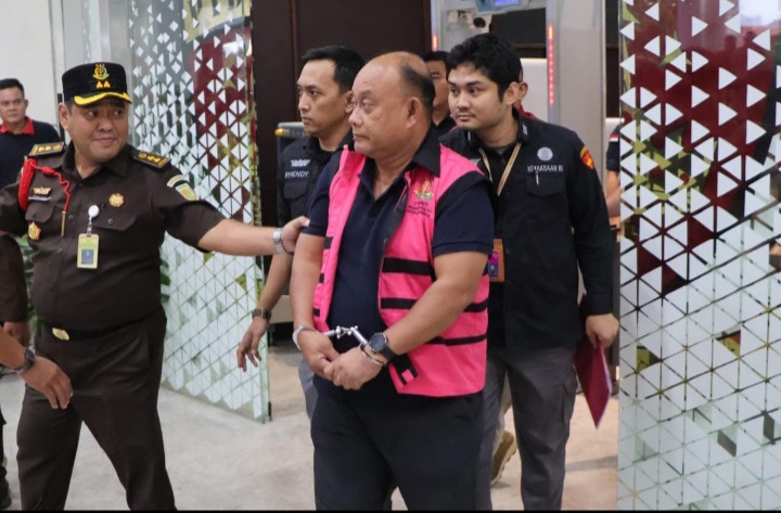 Eks Kepala BGN Dadan Hindayana kenakan rompi pink tahanan Kejagung, resmi tersangka kasus korupsi MBG (dok Istimewa)