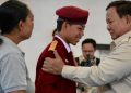 Momen Presiden RI Prabowo saat berinteraksi dengan salah satu siswa SRMP 17 Tabanan Bali, Minggu 7 Juni 2026