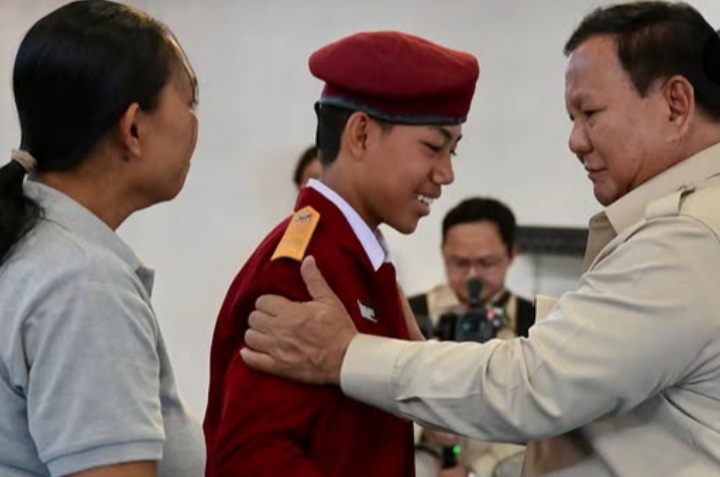 Momen Presiden RI Prabowo saat berinteraksi dengan salah satu siswa SRMP 17 Tabanan Bali, Minggu 7 Juni 2026