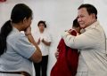 Momen Presiden RI Prabowo saat memeluk salah satu siswa SRMP 17 Tabanan Bali, Minggu 7 Juni 2026 (Instagram @sekretariat.kabinet)