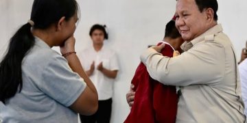 Momen Presiden RI Prabowo saat memeluk salah satu siswa SRMP 17 Tabanan Bali, Minggu 7 Juni 2026 (Instagram @sekretariat.kabinet)
