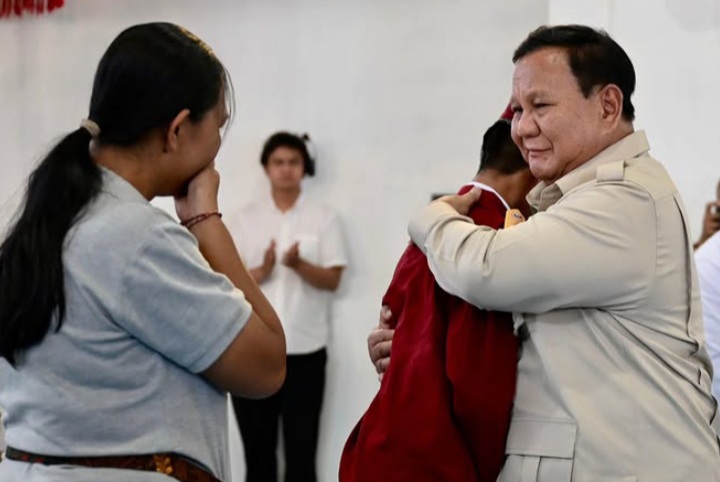 Momen Presiden RI Prabowo saat memeluk salah satu siswa SRMP 17 Tabanan Bali, Minggu 7 Juni 2026 (Instagram @sekretariat.kabinet)