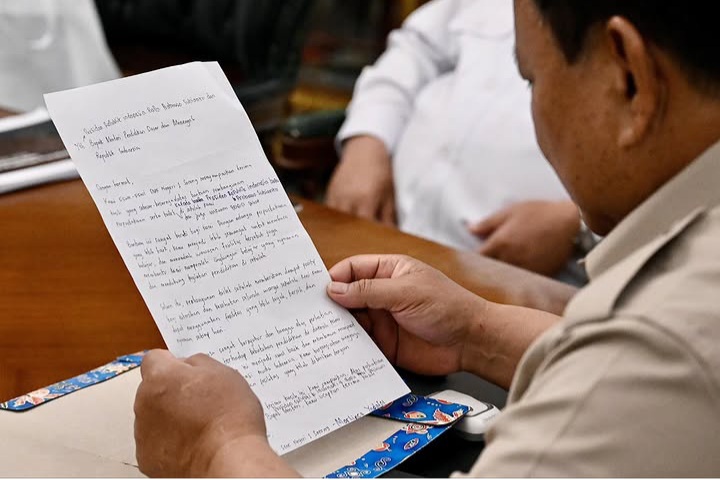 Presiden RI Prabowo Subianto mendapat surat dari siswa SMKN 1 Sorong Papua Barat Daya (Instagram @sekretariat.kabinet)
