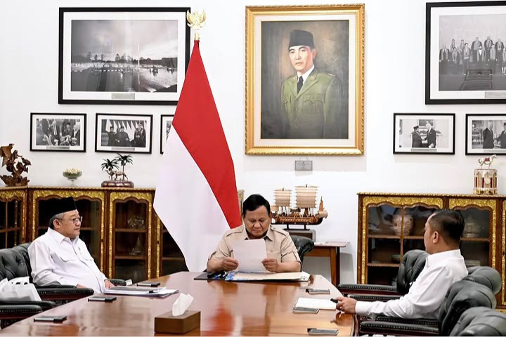 Mendikdasmen Abdul Mu'ti dan Presiden Prabowo Subianto ratas di Istana, (Instagram @sekretariat.kabinet)