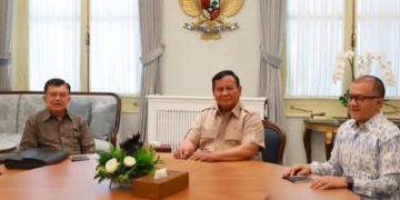 Pertemuan antara Wakil Presiden ke 10 dan 12 RI Jusuf Kalla bersama putranya, Solihin Kalla dengan Presiden RI Prabowo Subianto (Instagram @presidenrepublikindonesia)