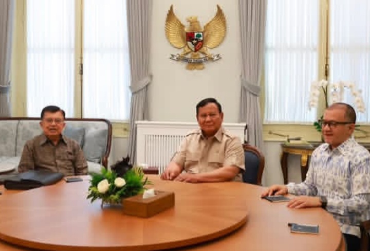 Pertemuan antara Wakil Presiden ke 10 dan 12 RI Jusuf Kalla bersama putranya, Solihin Kalla dengan Presiden RI Prabowo Subianto (Instagram @presidenrepublikindonesia)