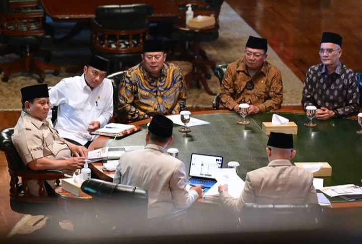 Ketua Timwas Haji DPR Cucun Ahmad Syamsurijal rapat di Hambalang bersama Presiden RI Prabowo Subianto (Instagram @sekretariat.kabinet)