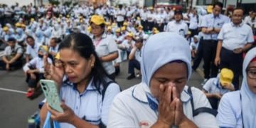 Ilustrasi karyawan terkena PHK imbas dua perusahaan otomotif raksasa cabut dari RI (Instagram @rumpi_gosip)