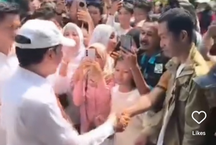 Warga rela antre demi ucapkan selamat langsung ke Presiden ke 7 RI Joko Widodo atau Jokowi yang tengah berulang tahun ke 65 (Instagram @koransolopos)