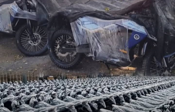 Puluhan ribu motor listrik BGN yang kini tersimpan dalam gudang. Kabarnya DPR ingin motor listrik dihibahkan untuk guru honorer (Instagram @lugnutz_aj)