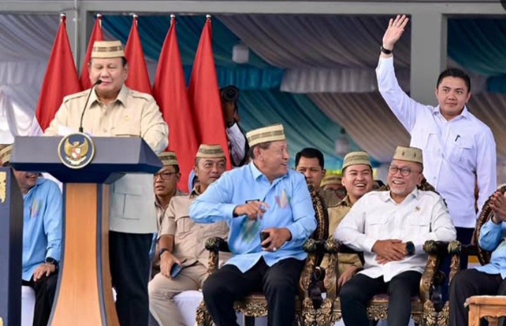 Saat warga Gorontalo berteriak memanggil nama Seskab Teddy Indra Wijaya dalam di acara Puncak Pekan Nasional Petani Nelayan XVII di Sport Center Limboto, Gorontalo, Rabu 24 Juni 2026 (Instagram @sekretariat.kabinet)
