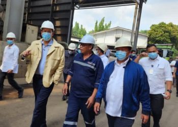 Menkeu Purbaya Yudhi Sadewa sidak ke pabrik baja China di Pulogadung, Jakarta Timur (Instagram @menkeuri)