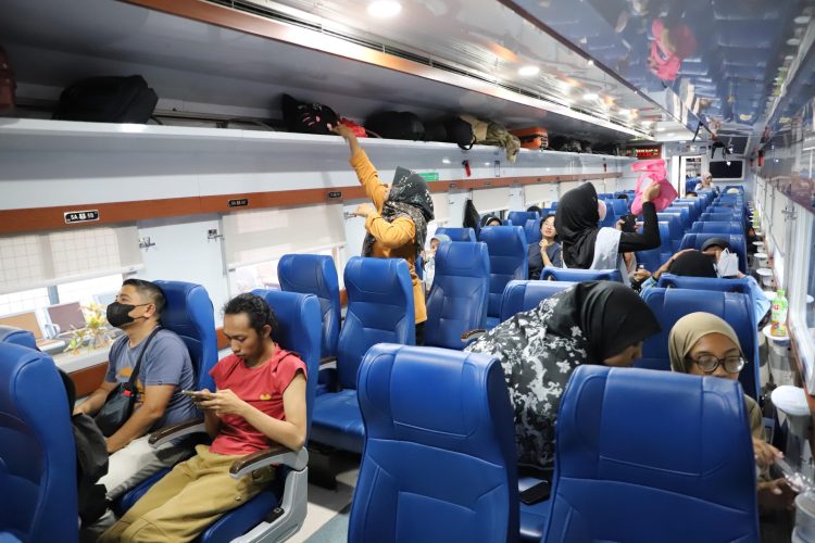 Masyarakat bepergian menggunakan kereta api (Dok PT KAI)