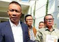 Didampingi Kuasa Hukum, Rismon Sianipar Serahkan Buku ‘Otentikasi Ijazah Joko Widodo’ ke Kediaman Jokowi