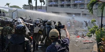 Massa aksi simpatisan bentrok dengan aparat saat eksekusi Hotel Sultan, Jakarta Pusat, pada Kamis (18/06/2026). (Ilham F/Suaranusantara)