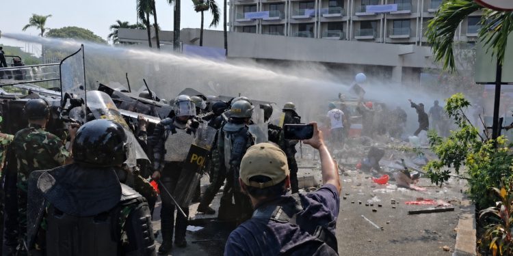 Massa aksi simpatisan bentrok dengan aparat saat eksekusi Hotel Sultan, Jakarta Pusat, pada Kamis (18/06/2026). (Ilham F/Suaranusantara)