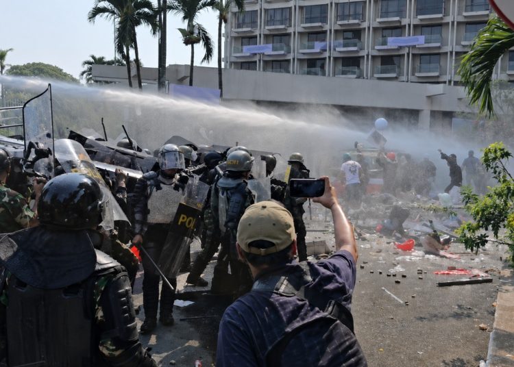 Massa aksi simpatisan bentrok dengan aparat saat eksekusi Hotel Sultan, Jakarta Pusat, pada Kamis (18/06/2026). (Ilham F/Suaranusantara)