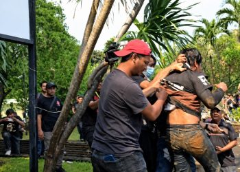Massa aksi diamankan aparat dalam kericuhan saat proses eksekusi Hotel Sultan di kawasan Jakarta Pusat, pada Kamis (18/06/2026). (Ilham F/Suaranusantara)