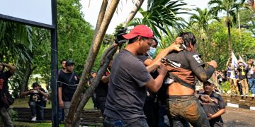 Massa aksi diamankan aparat dalam kericuhan saat proses eksekusi Hotel Sultan di kawasan Jakarta Pusat, pada Kamis (18/06/2026). (Ilham F/Suaranusantara)