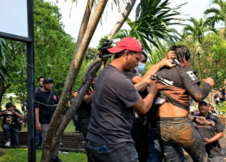 Massa aksi diamankan aparat dalam kericuhan saat proses eksekusi Hotel Sultan di kawasan Jakarta Pusat, pada Kamis (18/06/2026). (Ilham F/Suaranusantara)