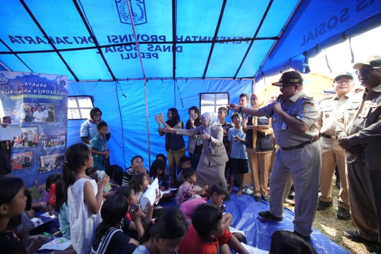 Wakil Gubernur DKI Jakarta, Rano Karno saat mengunjungi korban kebakaran di Kemayoran (Dok Pemprov DKI)