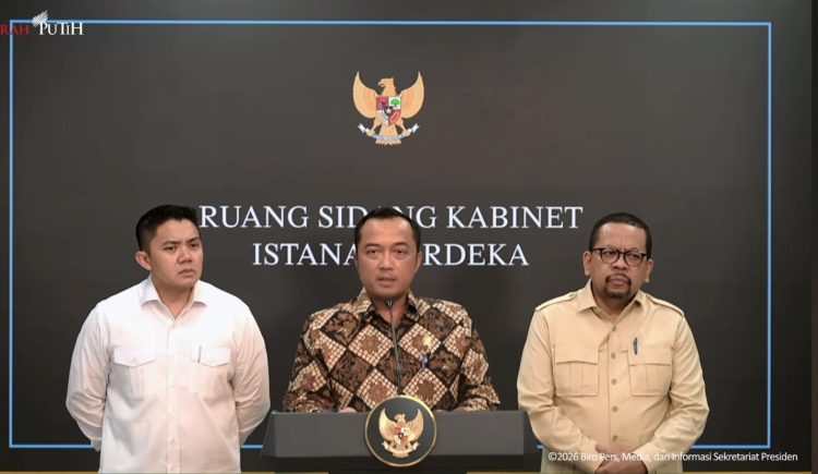 Mensesneg Prasetyo Hadi, Kepala Badan Komunikasi Pemerintah Muhammad Qodari dan Seskab Teddy Indra Wijaya, di Ruang Sidang Kabinet, Kompleks Istana Kepresidenan Jakarta (Dok YouTube Sekretariat Presiden)