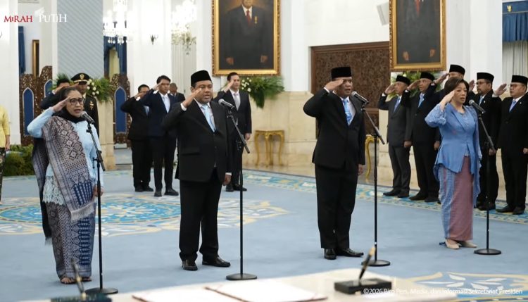Presiden Prabowo Subianto resmi melantik tiga pimpinan Badan Gizi Nasional (BGN) yang baru (Dok YouTube Sekretariat Presiden)