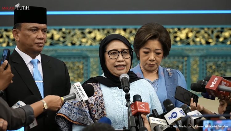 Nanik S. Deyang resmi dilantik oleh Presiden Prabowo Subianto sebagai Kepala BGN di Istana Negara pada Senin (8/6/2026). (Dok YouTube Sekretariat Presiden)