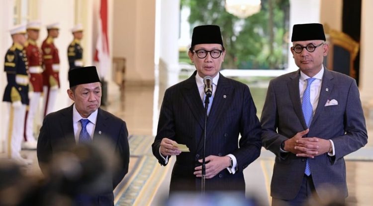 Wamenlu Arif Havas Oegroseno didampingi Wamenlu Muhammad Anis Matta dan Wamenlu Arrmanatha Christiawan Nasir dalam keterangan pers usai prosesi penyerahan surat kepercayaan di Istana Merdeka (Dok BPMI Setpres)