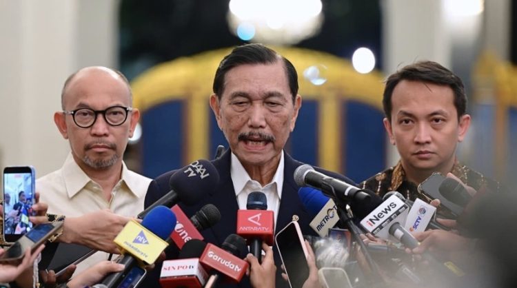 Ketua Dewan Ekonomi Nasional (DEN) Luhut Binsar Pandjaitan beserta jajaran di Istana Merdeka (Dok BPMI Setpres)