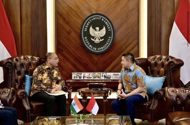 Sekretaris Kabinet Teddy Indra Wijaya usai menerima kunjungan Duta Besar India untuk Indonesia, Dubes Shri Sandeep Chakravorty, di kantor Sekretariat Kabinet, Selasa (16/6/2026). (dok IG Seskab)