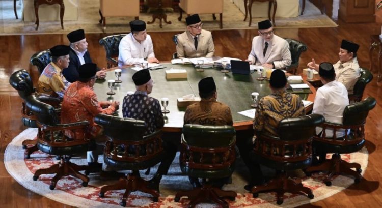 Presiden Prabowo Subianto bertemu Menteri dan Wakil Menteri Haji dan Umrah, pimpinan DPR RI, serta sejumlah anggota Komisi VIII DPR RI di kediamannya di Hambalang, Rabu malam (17/6/2026). (Dok BPMI Setpres)