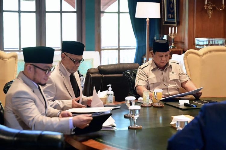 Presiden Prabowo Subianto dalam pertemuannya dengan Menteri dan Wakil Menteri Haji dan Umrah di kediaman pribadinya, di Hambalang, Rabu malam (17/6/2026). (Dok IG Seskab)