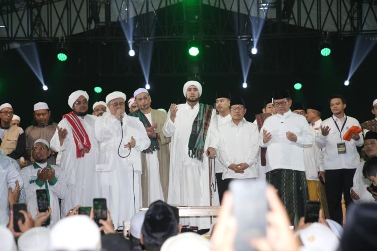 Gubernur dan Wakil DKI Jakarta Pramono-Rano Karno, menghadiri Puncak Haul Akbar Ulama dan Habaib Betawi 2026 di Monas, Jakarta Pusat, Jumat (19/6/2026). (Dok Pemprov DKI)