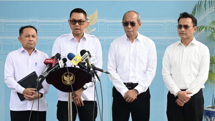 Direktur Utama PT PLN Darmawan Prasodjo dan jajaran (Dok BPMI Setpres)