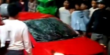 Diduga Tabrak Lari, Pengemudi Honda Brio Diamuk Massa di Bekasi