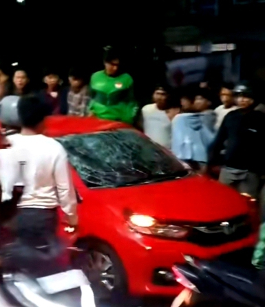 Diduga Tabrak Lari, Pengemudi Honda Brio Diamuk Massa di Bekasi