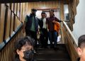 Roy Suryo saat digiring ke rutan sementara Polda Metro Jaya, pada Jum'at (19/6/2026). (Ilham F/Suaranusantara)