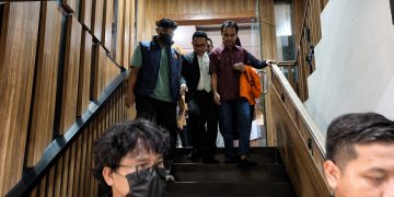 Roy Suryo saat digiring ke rutan sementara Polda Metro Jaya, pada Jum'at (19/6/2026). (Ilham F/Suaranusantara)