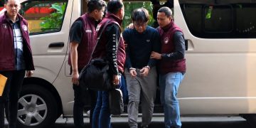 Pengelola keuangan Fredy Pratama, Frans Antoni saat tiba di gedung Bareskrim Mabes Polri, Jakarta Selatan, pada Jum'at (19/06/2026). (Ilham F/Suaranusantara)
