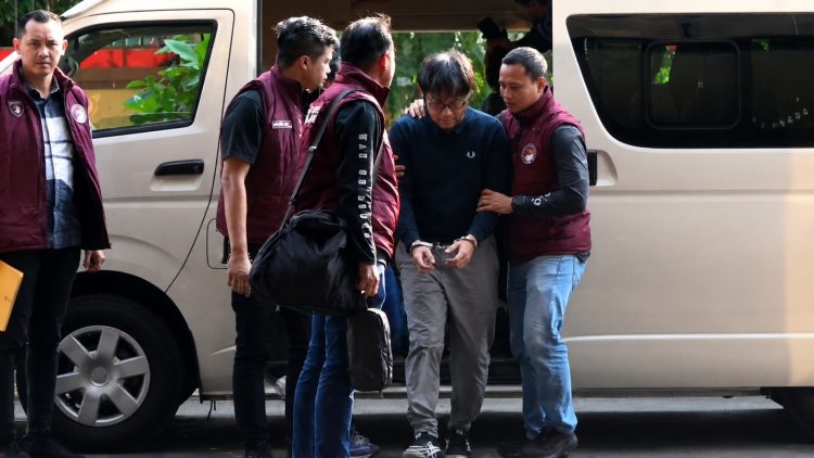 Pengelola keuangan Fredy Pratama, Frans Antoni saat tiba di gedung Bareskrim Mabes Polri, Jakarta Selatan, pada Jum'at (19/06/2026). (Ilham F/Suaranusantara)