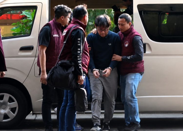 Pengelola keuangan Fredy Pratama, Frans Antoni saat tiba di gedung Bareskrim Mabes Polri, Jakarta Selatan, pada Jum'at (19/06/2026). (Ilham F/Suaranusantara)