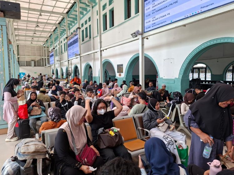 Masyarakat yang datang ke Jakarta menggunakan kereta api (Dok PT KAI)
