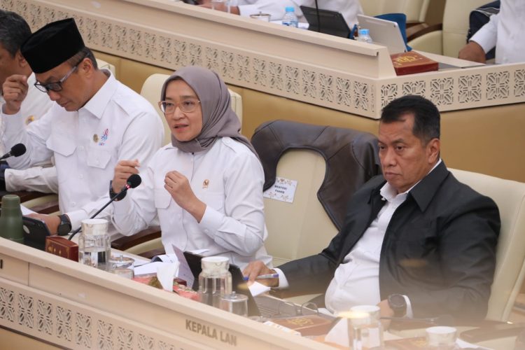 Menteri PANRB Rini Widyantini dan jajaran saat rapat dengan DPR RI (Dok Kementerian PANRB)